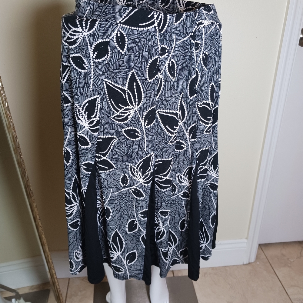 Chic Black and White Leaf Pattern A-Line Skirt